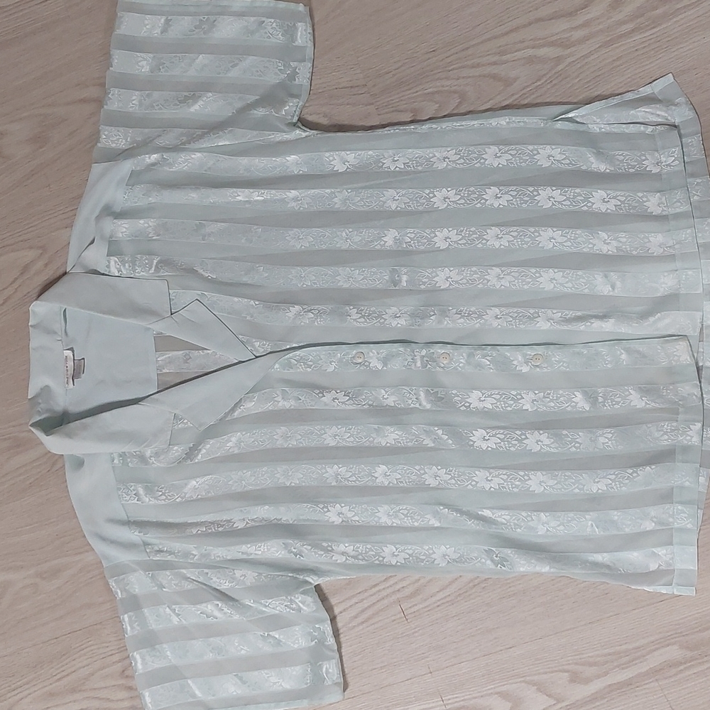 Jones New York Short Sleeve Silky Translucent Top, Floral Patern, Size small.